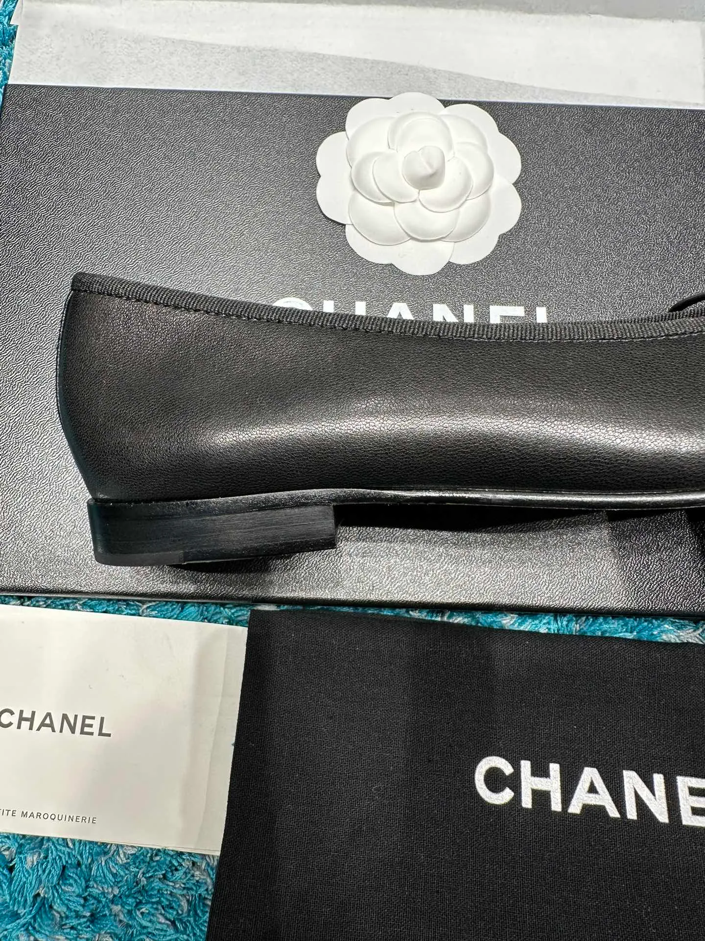 👟👟Ex-factory price 440👟👟 Chanel has been upgrading Chanel shoes ~ 2021ss top version HK overseas purchasing original cut at 1:1 Chanel Chanel Eternal Classic Bow Round Toe Ballet Shoes There are not many good quality, truly no pressure to enter and exit the counter. Regardless of the last type, leather material selection, and manufacturing process, they are all genuine craftsmanship and very sophisticated. ◾️Fabric: Mixed sheepskin imported from Italy ◾️Lining: Imported sheepskin (sweat-absorbent and soft) ◾️Sole: Italian special A-grade genuine leather sole (not ordinary thin sole in the market) ◾️Size: 35-39 [34 40 41 42 43 customization is not returnable]